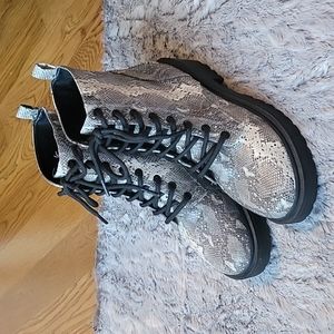 American Eagle Outfitters Grey Snake Skin Combat Boots, Women's Size 8, EUC!
